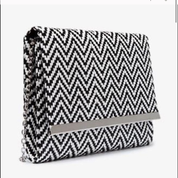 Forever 21 Handbags - HP🥳🥳 Forever 21 Black and White chevron crossbody bag